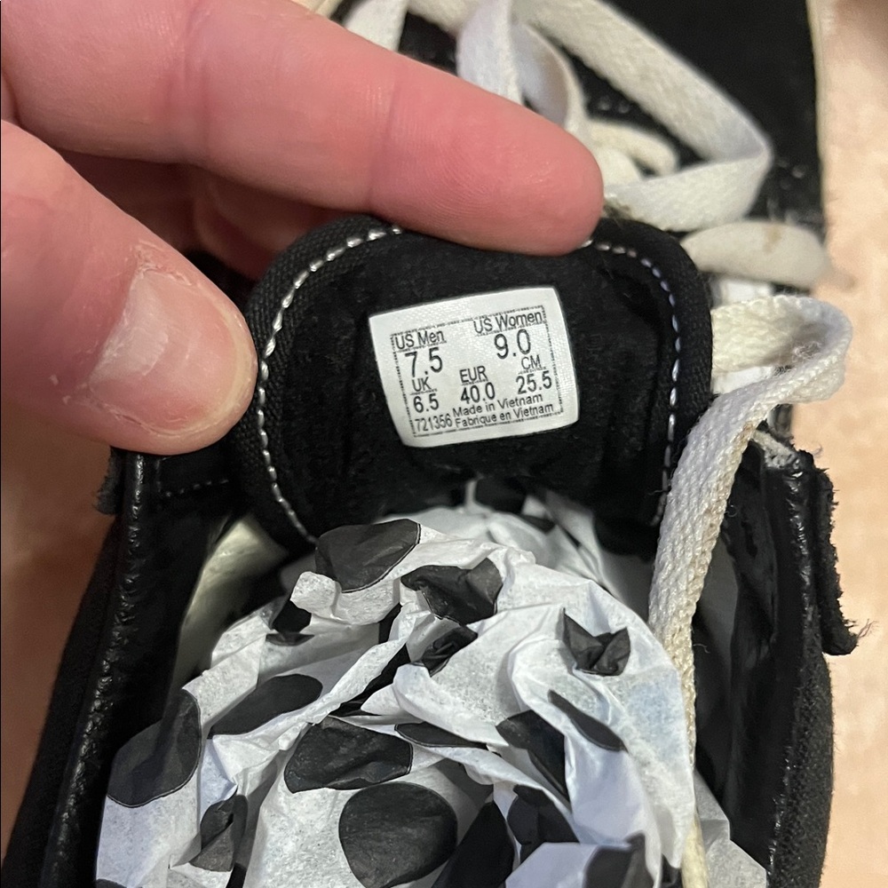 Vans sz9 Black and White Sneakers - Picture 7 of 8